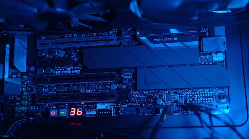 Servis računara Novi Sad – tehničar popravlja desktop računar u radionici